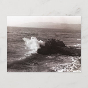 Carte Postale Les vagues de la mer s'écrasent contre la roche