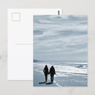 Carte Postale Lesbian Couple Walks côte à côte sur une plage de 