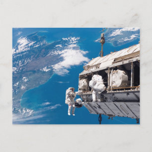 Carte Postale L'espace astronaute marche au-dessus de la Terre