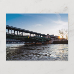Carte Postale Lever de soleil sur le pont Bir-Hakeim en hiver -