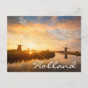 Carte Postale Lever de soleil sur les moulins à vent et une rivi