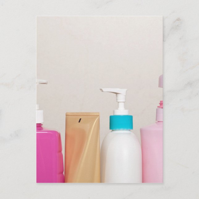 Carte Postale Ligne de bouteilles d'articles de toilette (Devant)