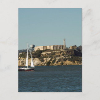 Carte Postale L'île d'Alcatraz et un voilier solitaire