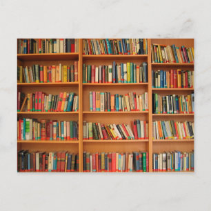 Carte Postale Livres sur Arrière - plan de bibliothèque