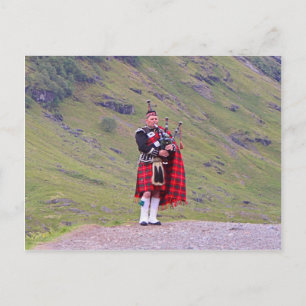 Carte Postale Lone Scottish bagpiper, Highlands, Écosse