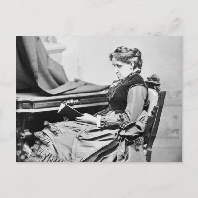 Carte Postale Louisa May Alcott en train de lire la photo (Devant)