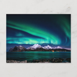 Carte Postale Lueurs aurorales sur lac et montagnes enneigées