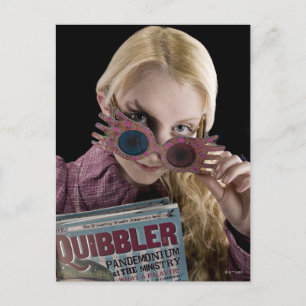 Carte Postale Luna Lovegood regarde par-dessus ses lunettes