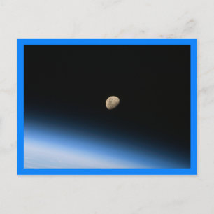 Carte Postale Lune gibbeuse en orbite bordure bleue