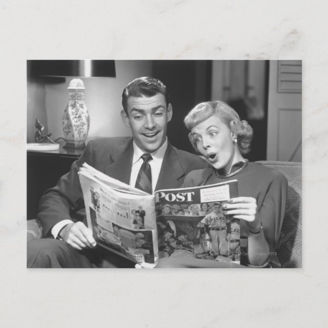 Carte Postale Magazine Couple Reading (Devant)