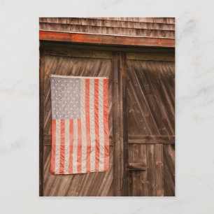Carte Postale Maine, Drapeau américain décoloré sur la porte d'u