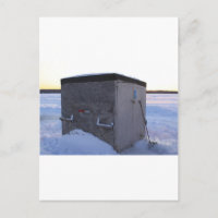 Maison de pêche sur glace à la tombée de la nuit.