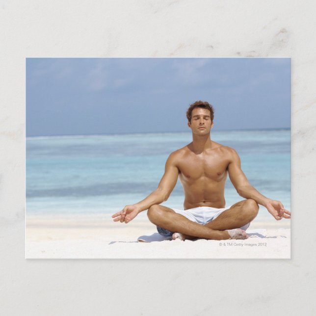 Carte Postale Maldives, Un beau jeune homme méditant dans un (Devant)