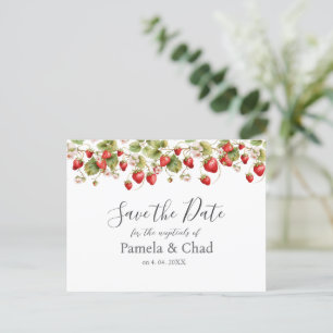 Carte Postale Mariage de fraises d'aquarelle Enregistrer la date