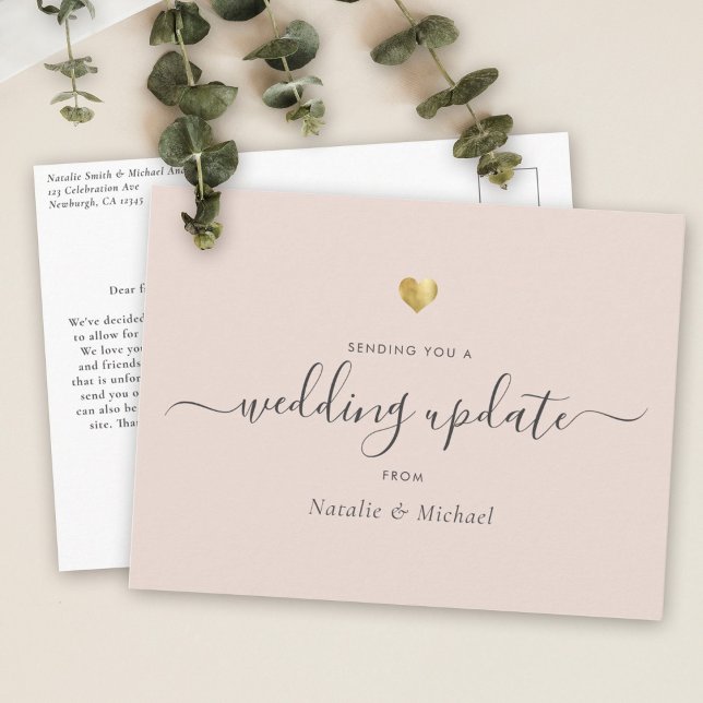 Carte Postale Mariage Mise à jour Élégant Script Gold Blush Rose (Wedding update card with elegant script text on a soft blush background, along with a gold heart )