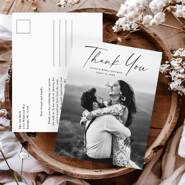 Carte Postale Mariage photo de script moderne Merci (Modern script wedding photo thank you postcards.)