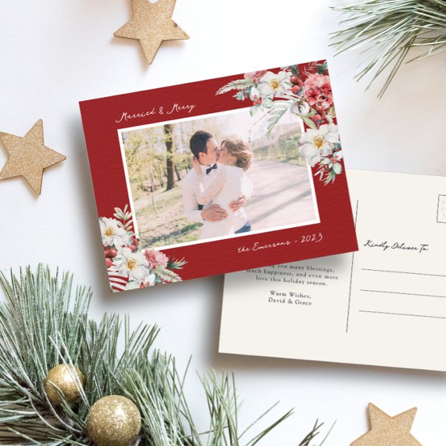 Carte postale Marié et Joyeux Photo (Red Holiday Photo Postcard with Watercolor Floral Botanical Berries Merry Christmas)