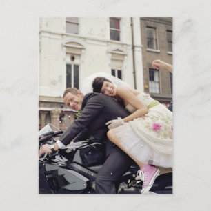 Carte Postale Mariée et mariée sur moto, sourire, portrait