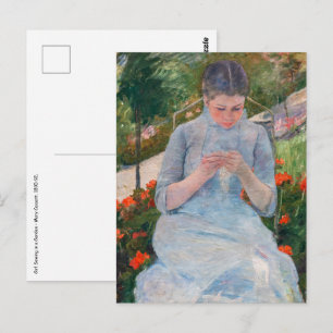 Carte Postale Mary Cassatt - Fille couture dans un jardin