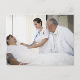 Carte Postale Médecin et infirmier soignant au patient