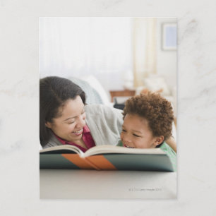 Carte Postale Mélange de race mère lecture livre à fils