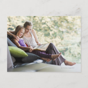 Carte Postale Mère et fille lisant le livre d'histoires