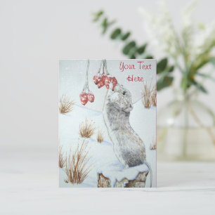 Carte Postale Mignonne souris mangeant des baies de neige faune