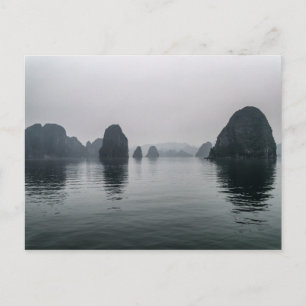 Carte Postale Misty Halong Bay Rock Islands, Vietnam