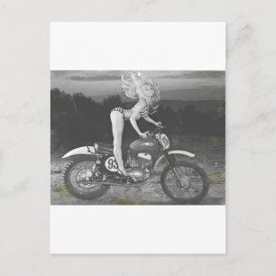 CARTE POSTALE MODELE ÉROTIQUE ET SCRAMBLER VINTAGE.