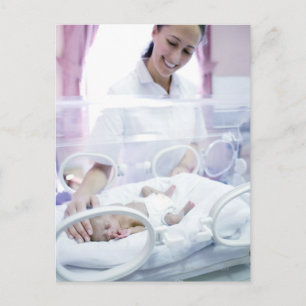 Carte Postale MODÈLE PUBLIÉ. Infirmière et bébé prématuré.