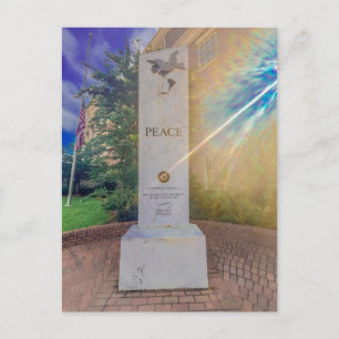 Carte Postale Monument de la paix avec colombe et drapeau améric