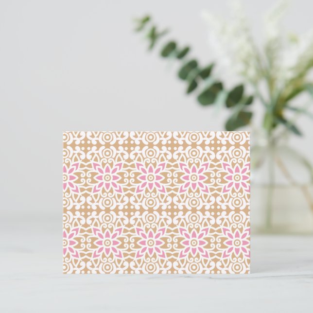Carte Postale motif de fleurs rose et blanche sur un dos brun (Debout devant)