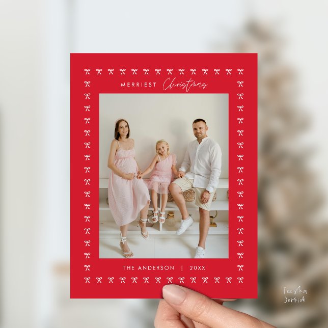 Carte Postale Motif moderne Red Bow Famille Photo Noël (Modern Bow Pattern Family Photo Classy Elegant Christmas Postcard in Season Red theme)
