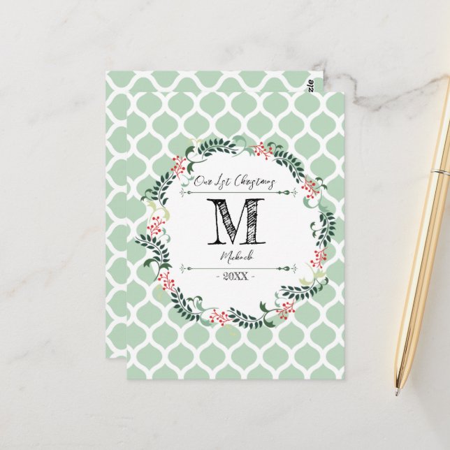 Carte Postale Motif vert Joyeux Noël couronne Monogramme bébé (Devant/Arrière en situation)