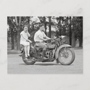 Carte Postale Motorcyle à équitation couple, 1928
