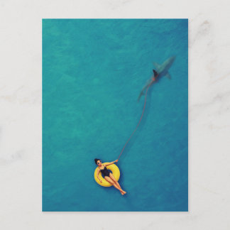 Carte Postale Nageur promenant un requin dans l'océan