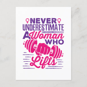 Carte Postale Ne sous-estimez jamais une femme qui lève