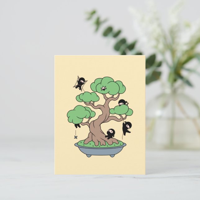 Carte Postale Ninjas minuscules en bonsaï sur jaune (Debout devant)