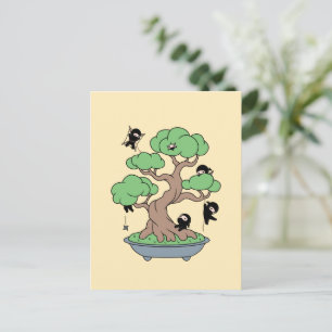 Carte Postale Ninjas minuscules en bonsaï sur jaune