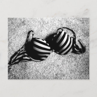 Carte postale noire et blanche de soutien-gorge