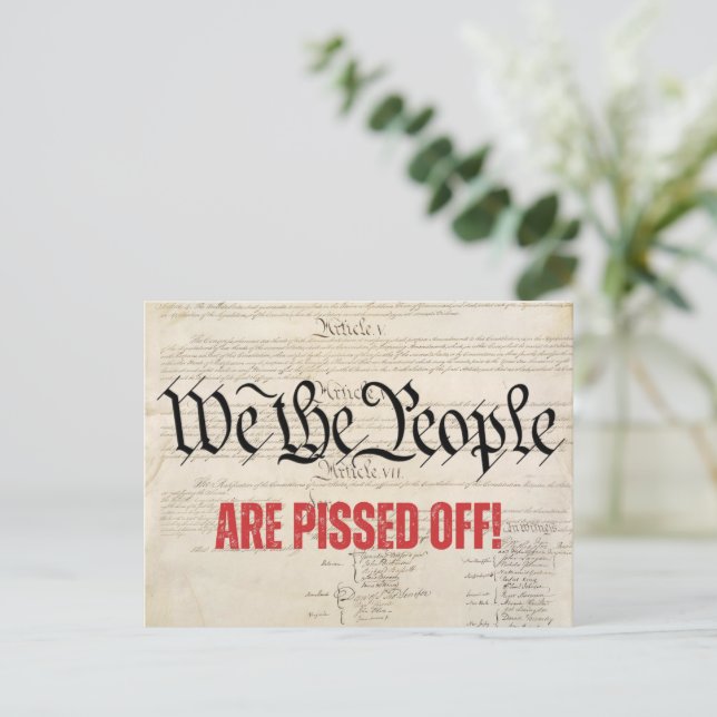Carte Postale Nous, les gens, nous sommes en colère de regarder  (Debout devant)