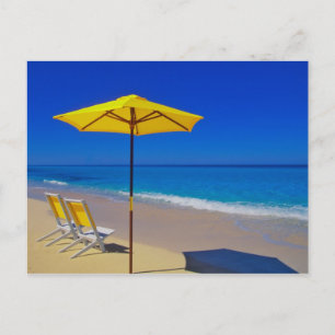 Carte Postale Parasol de plage jaune et chaises sur immaculé