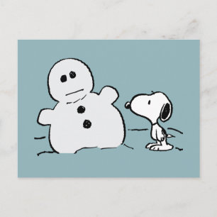 Carte Postale Peanuts   Snoopy Construit Un Bonhomme de Neige