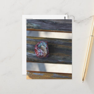 Carte Postale Peint Rocher du Petit Coeur caché sur un banc