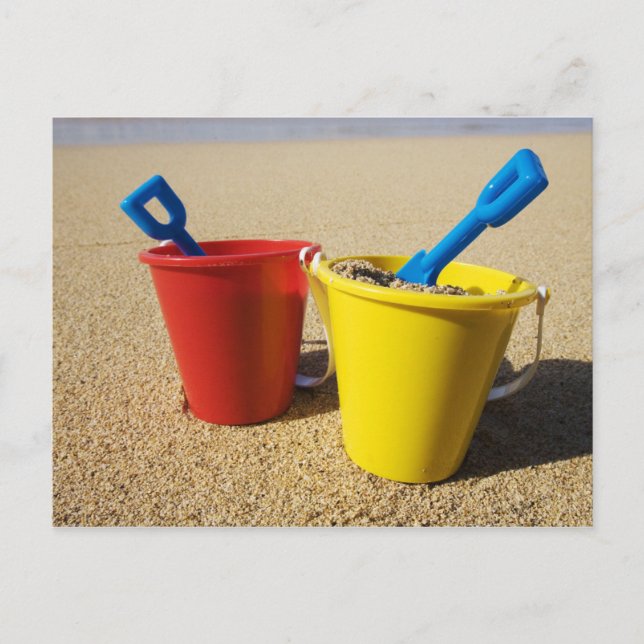 Carte Postale Pelles et seaux sur la plage sablonneuse (Devant)