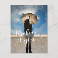 "Penser à toi" Fille, parapluie reflété dans la pi