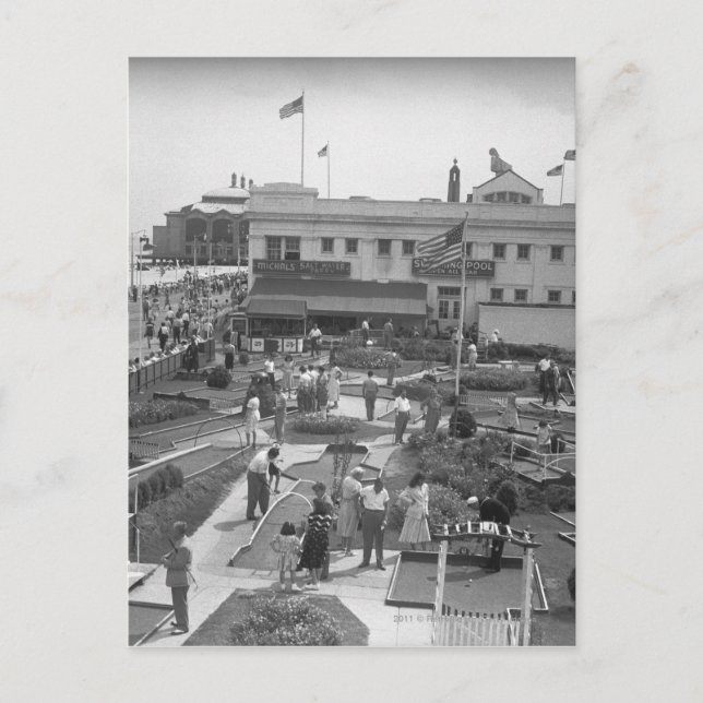 Carte Postale Personnes jouant au mini golf vue surélevée B&W (Devant)