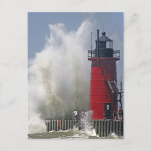 Carte Postale Personnes sur la jetée regardent de grosses vagues
