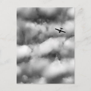 Carte Postale Petit avion volant dans un ciel nuageux Photo