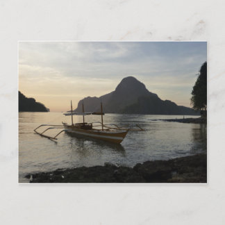 Carte Postale Petit bateau et océan